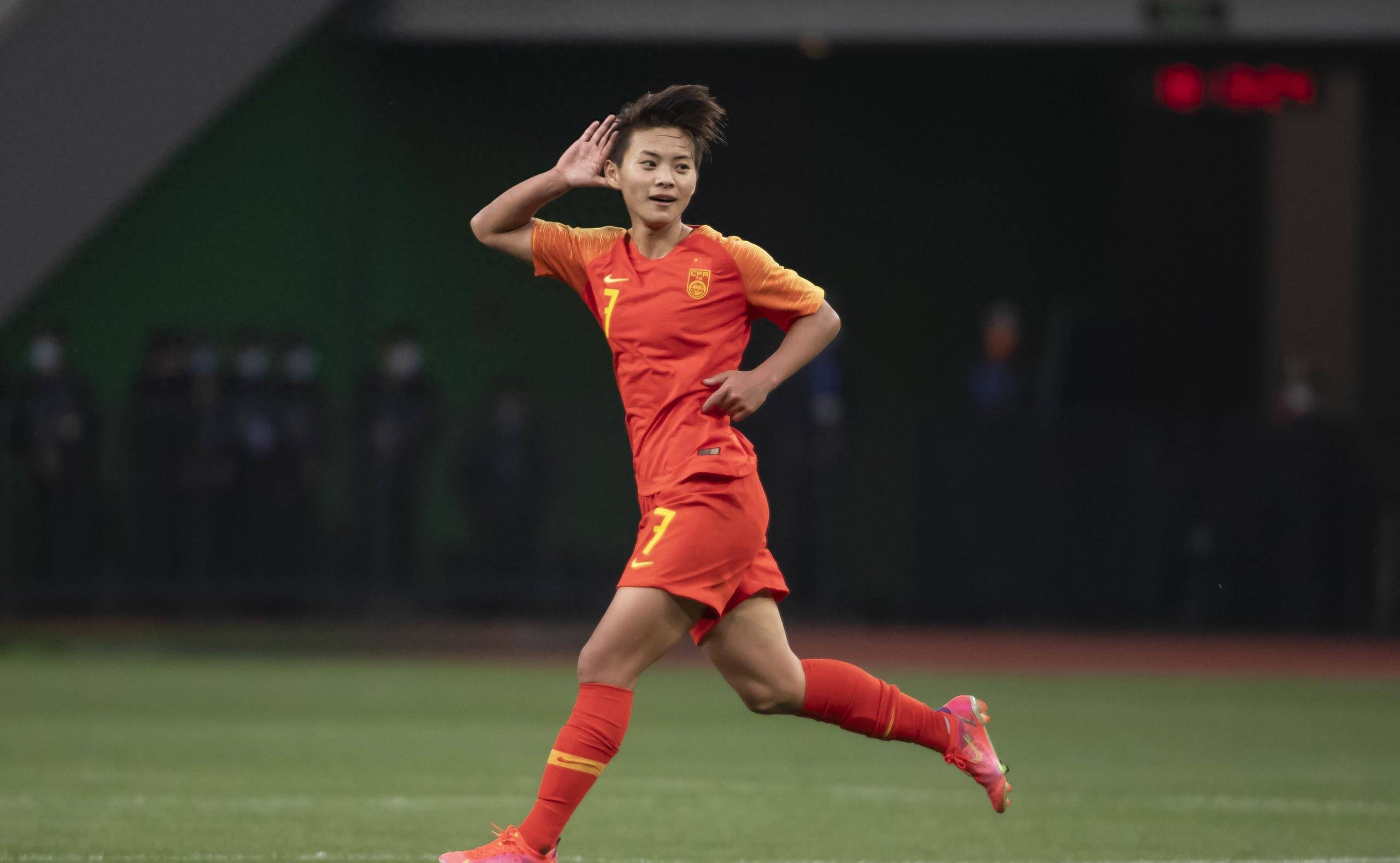 中国女足球员在比赛中取得胜利，斗志昂扬